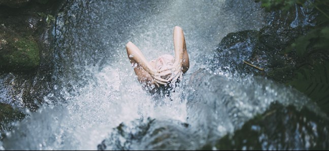 douche sous la cascade